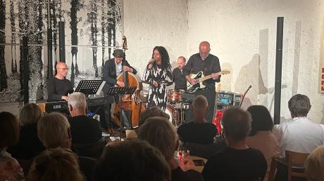 Die Band Maloon beim Auftritt in Reimlingen: Jan Eschke (von links.), Harald Scharf, Eva Ahoulou, Johannes Rothmoser und Michael Vochezer.
