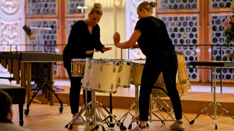 Das Porter-Percussion-Duo spielte in Oettingen auf verschiedenen Instrumenten.