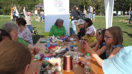 Traumfänger konnten die Kinder beim Katholischen Frauenbund Mering beim Spielefest zum Weltkindertag basteln.