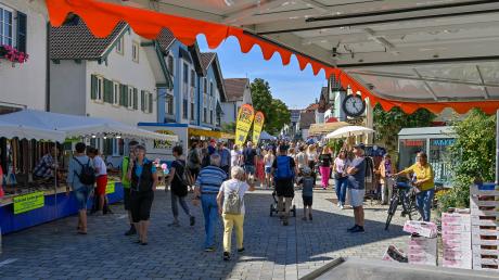 Viele Besucherinnen und Besucher sind beim Marktsonntag in Dießen auf der Mühlstraße flaniert.
