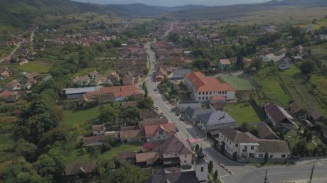 Diese Luftaufnahme zeigt Ganesti in Rumänien. Viele Mitarbeitende der Gebäudereinigung Wasserle stammen aus diesem Dorf.