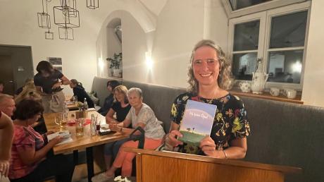 Autorin Diana Weidner bei ihrer Lesung im Dorftreff Balzhausen.