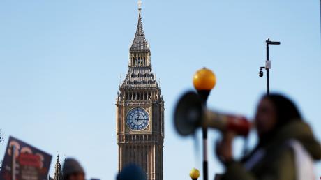 Der schöne und neu renovierte Glockenturm vor dem Parlamentsgebäude in London – vor dem mal wieder Beschäftigte des Gesundheitsdienstes NHS demonstrieren.