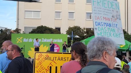 Bei der Wahlkampfveranstaltung der Grünen auf dem Petrusplatz in Neu-Ulm wurde ein Stein auf die Bühne geworfen.
