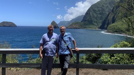 Pater Wojtek (links) und der Schiltberger Pfarrherr Markus Szymula auf der hawaiianischen Insel Molokai.