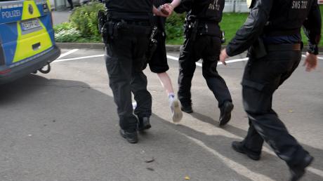 Hier wird der 37-Jährige abgeführt: Ein größerer Polizeieinsatz in Ludwigsfeld sorgte am Dienstagmorgen für Aufsehen.