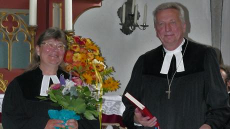 Pfarrerin Karin Schedler nach vollzogener Einsegnung mit Dekan Gerhard Wolfermann.