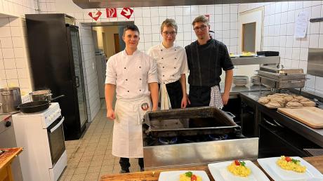 Markus Kaim (links) und Lukas Steinhart (rechts) bekochen in der Oktober-Aktion die "Krone". Mit im Bild ist Lukas' Bruder Paul, der aktuell eine Lehre als Koch absolviert. 