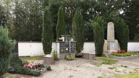 Auf dem Landensberger Friedhof sind die Urnenstelen inzwischen belegt, auch in Glöttweng sind nur noch zwei Plätze frei. 