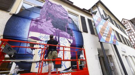 Künstler Milo (Partners in Paint) verschönert die Außenfassade des Museums Ulm mit einer modernen Version des Löwenmenschen.