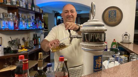 Berkant Özsoy beim Bierzapfen hinter dem Tresen in der Gastwirtschaft "Zum Pflugwirt", die er seit einem Jahr mit viel Enthusiasmus in Thannhausen betreibt.