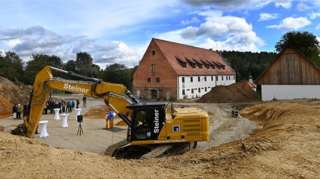 Die Grube für das neue Museumsdepot westlich des Weiherhofs ist bereits ausgehoben.