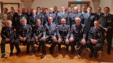 Neben zwölf Aktiven der Feuerwehr Kühbach wurden auch knapp 20 Aktive anderer Feuerwehren aus dem Wittelsbacher Land für ihren 40-jährigen Dienst geehrt.