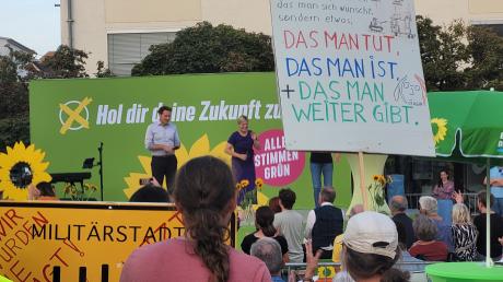 In Richtung des Grünen-Spitzenduos Ludwig Hartmann und Katharina Schulze wurde bei einer Wahlkampfveranstaltung auf dem Petrusplatz in Neu-Ulm ein Stein geworfen. 