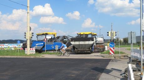 Die Sanierung der Staatsstraße zwischen dem Augsburger Flughafen und Mühlhausen ist alles andere als optimal verlaufen. Die Fahrbahn weist Unebenheiten und Bodenwellen auf.