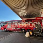 Zwei Teambusse des FC Liverpool machten am Dienstagmorgen Halt am A8-Rasthof in Seligweiler bei Ulm. Ganz zur Freude eines Fans.