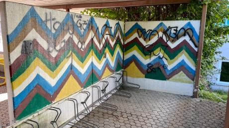 Diese Betonwände am Fahrradunterstand bei der Grundschule sind in jüngster Vergangenheit beschmiert worden. Die Stadt gibt die Flächen nun frei für ein legales Graffiti-Projekt.