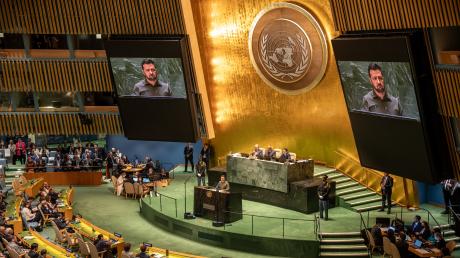 Wolodymyr Selenskyj spricht bei der Generaldebatte der UN-Vollversammlung. Der ukrainische Präsident versucht mit vollem Einsatz, die internationale politische und militärische Unterstützung aufrechtzuerhalten. 