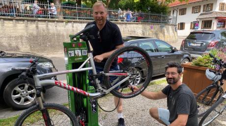 Die Fahrrad-Reparaturstation auf der Schondorfer Seeanlage ist eine jüngst umgesetzte "Idee für Schondorf". Mit auf dem Bild sind die Projektpaten Markus Stiegler und Tobias Gall.