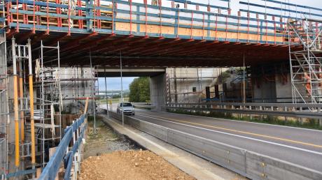 Im Bereich der Brücken-Baustelle ist auf der B25 bei Donauwörth ein Unfall passiert.