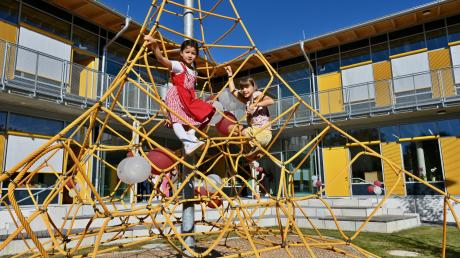 In der neuen Offenen Ganztagsschule (OGTS) in Neusäß haben die Kinder wie Linda und Helena am meisten Spaß in der Kletterspinne.