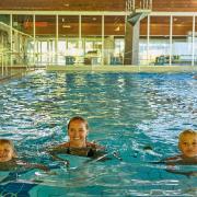 Carolin Weirather geht mit ihren Söhnen Felix (5) und Emil (7) sehr gerne ins Gögginger Hallenbad. "Den Jungs gefällt es hier, auch weil sie gerne vom 1-Meter Sprungbrett ins Wasser springen", so die Göggingerin.