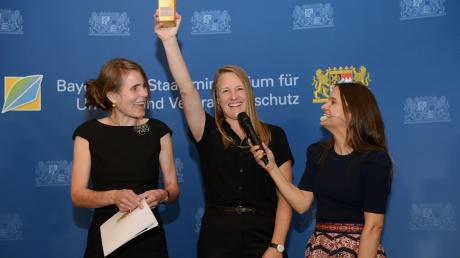 Unter den Preisträgerinnen bei der Verleihung waren Mikala Holme Samsøe und Kathrin Fändrich aus Augsburg (von links), im Bild mit der Moderatorin.