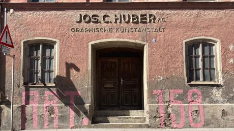 "ART 158" ist jetzt auf der Fassade der ehemaligen Kunstanstalt Jos C. Huber in der Dießener Johannisstraße zu lesen. Es dürfte als Verweis auf die Bayerische Verfassung zu verstehen sein.