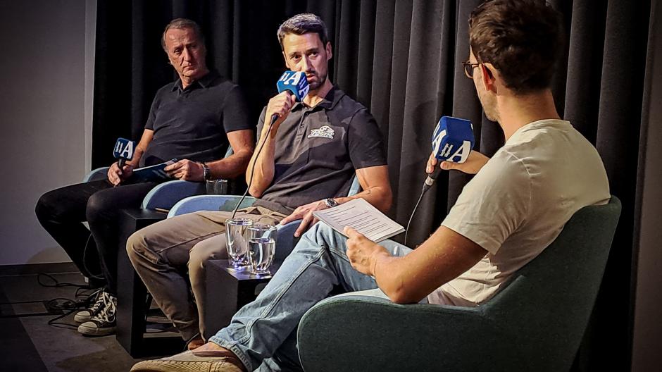 Live zu Gast im Podcast "Augsburg, meine Stadt": der Eishockey-Profi Dennis Endras – hier im Gespräch mit Milan Sako (links) und Axel Hechelmann (rechts).