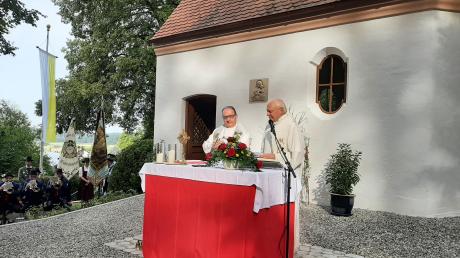 Stadtpfarrer Lothar Hartmann und Pater Georg Hopf bei der Messe zum 75-jährigen Bestehen der Kapelle Mariä Linden in Bubenhausen.