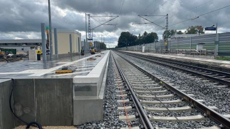 Die Bauarbeiten am Bahnsteig in Westendorf dauern länger als zunächst geplant. 