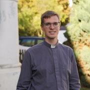 Johannes Reiber ist der neue Pfarrer in der Pfarreiengemeinschaft Kammeltal.
Schon nach den ersten Wochen fühlt er sich im Schwäbischen Barockwinkel zu Hause. 
