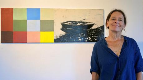 Für ihre Malerei wählt die Brandenburger Künstlerin Ulrike Hogrebe oft das extreme Querformat, wie hier bei „Gestrandet“, Acryl auf Leinen, 2023. Ihre Werke sind derzeit in Issing zu sehen.