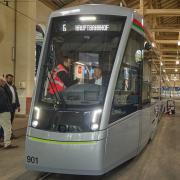 15 neue Straßenbahnen werden in Augsburg fahren – die erste wurde nun der Öffentlichkeit gezeigt.