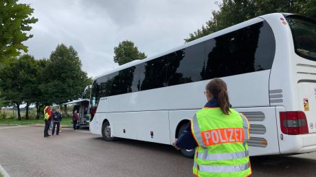 Die Verkehrspolizei Günzburg hat einen Reisebus auf der Tank- und Rastanlage Leipheim an der A8 kontrolliert.