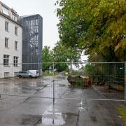Das Areal im Norden der Schlossbergschule in Landsberg ist derzeit komplett gesperrt.