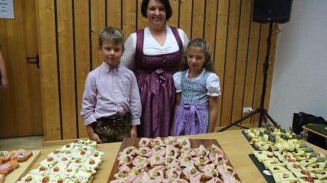 Marion Kölz, die Inhaberin von Bäckweck servierte mit ihren Kindern Joseph 
und Magdalena belegte Brote mit Lachs, Wurst, Käse, vegetarischen und 
veganen Aufstrichen.
