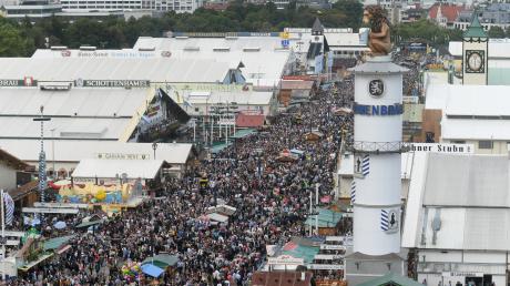 Besucherandrang auf dem 188. Oktoberfest in München. Zur Halbzeit besuchten mehr Menschen das größte Volksfest der Welt als vor der Pandemie.