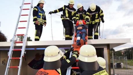 Die Rettung eines verletzten Kindes von einem Dach wurde bei der "Langen Nacht der Feuerwehrn" in Buttenwiesen gezeigt. 