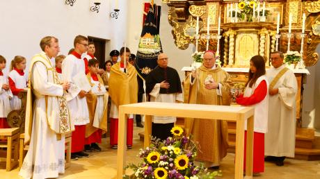 Bischof Bertram Meier hat den neuen Altar in der Burgkirche geweiht.