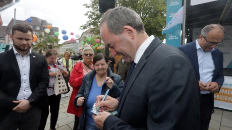 Wirtschaftsminister und FW-Vorsitzender Hubert Aiwanger beim Autogramm-Schreiben auf einem Wahlkampfauftritt am Samstag auf dem Königsplatz. 