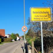 Die Kinder aus Heinrichsheim können nicht vor Ort zur Schule gehen. Seit Jahrzehnten ist eine eigene Schule für den Neuburger Stadtteil im Gespräch.