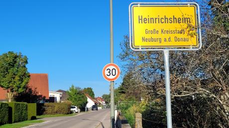 Die Kinder aus Heinrichsheim können nicht vor Ort zur Schule gehen. Seit Jahrzehnten ist eine eigene Schule für den Neuburger Stadtteil im Gespräch.