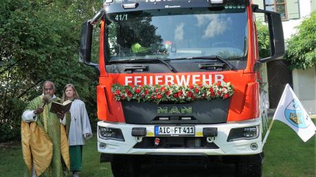 Pfarrer Babu Pereppadan segnet das neue Feuerwehrlöschfahrzeug "LF 20 KatS" der Feuerwehr Todtenweis.
