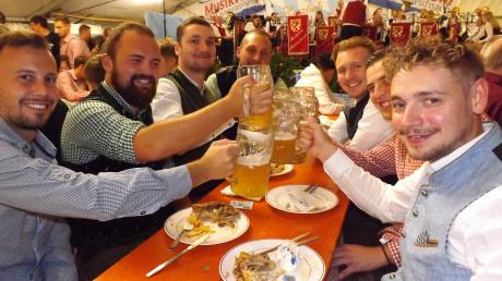 Oktoberfest Langenneufnach
Das Bier ließen sich diese jungen Männer aus Waldberg schmecken.
