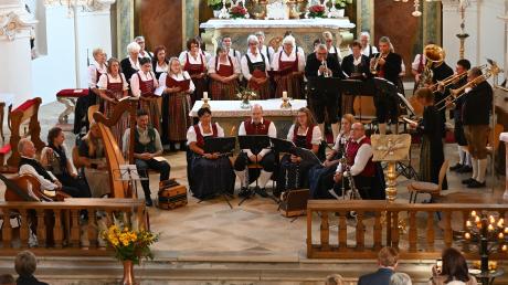 Zum 49. Mal fand das Mariensingen des Bezirks Schwaben in der
Wallfahrtskirche Allerheiligen Jettingen-Scheppach statt.
