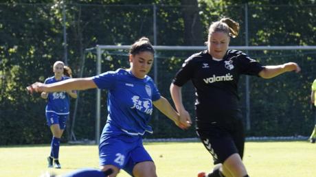 Antonia Kawan (in blau) traf zum 1:0 für den TSV Nördlingen.