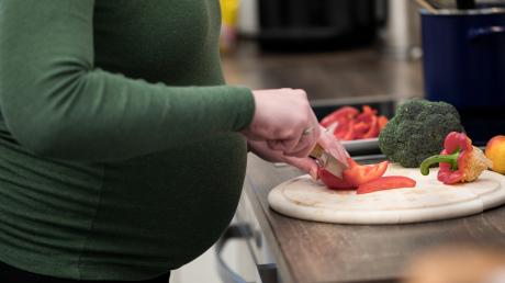 In der Schwangerschaft sollte man besonders auf ausgewogene Ernährung achten.