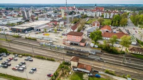 2025 soll der barrierefreie Ausbau des Dillinger Bahnhofs beginnen. Es wird dabei eine durchgängige Personen-Unterführung bis zu den P&R-Parkplätzen an der Röhmstraße (links) geben. 