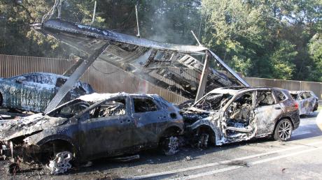 Auf der B16 bei Ernsgaden hat am Montag ein Autotransporter gebrannt. Der Schaden liegt bei rund 250.000 Euro.